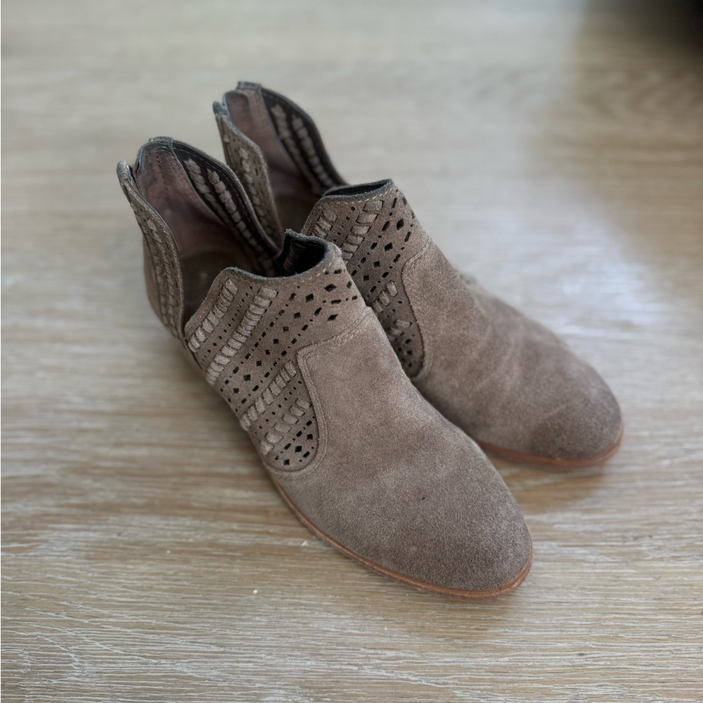 Vince Camuto women’s brown fall booties ankle boots size 5.5